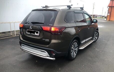 Mitsubishi Outlander III рестайлинг 3, 2019 год, 2 099 999 рублей, 4 фотография