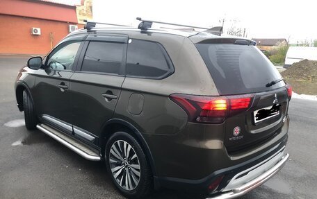 Mitsubishi Outlander III рестайлинг 3, 2019 год, 2 099 999 рублей, 6 фотография