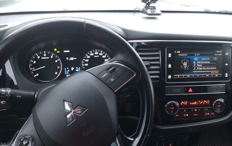 Mitsubishi Outlander III рестайлинг 3, 2019 год, 2 099 999 рублей, 8 фотография