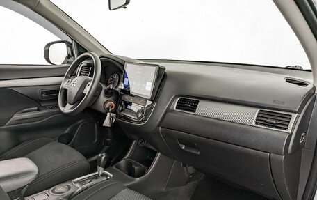 Mitsubishi Outlander III рестайлинг 3, 2016 год, 1 830 000 рублей, 11 фотография