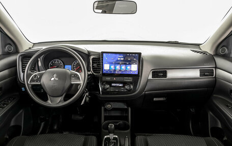 Mitsubishi Outlander III рестайлинг 3, 2016 год, 1 830 000 рублей, 14 фотография