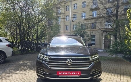 Volkswagen Touareg III, 2018 год, 4 150 000 рублей, 2 фотография