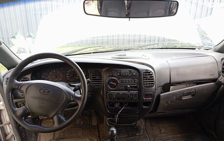 Hyundai H-1 II рестайлинг, 2001 год, 200 000 рублей, 9 фотография