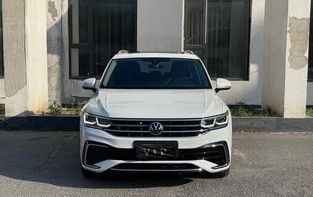 Volkswagen Tiguan II, 2023 год, 2 080 333 рублей, 2 фотография