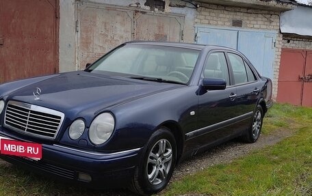 Mercedes-Benz E-Класс, 1998 год, 750 000 рублей, 1 фотография