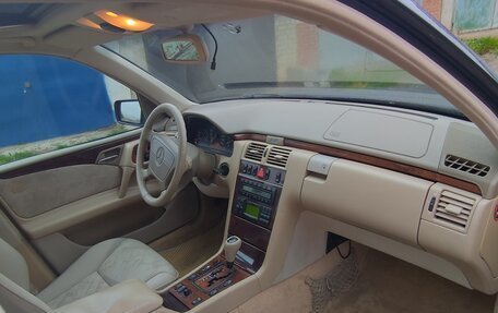 Mercedes-Benz E-Класс, 1998 год, 750 000 рублей, 4 фотография