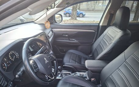 Mitsubishi Outlander III рестайлинг 3, 2018 год, 1 690 000 рублей, 7 фотография