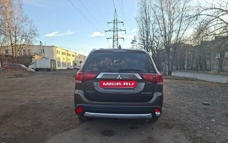 Mitsubishi Outlander III рестайлинг 3, 2018 год, 1 690 000 рублей, 13 фотография