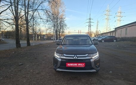 Mitsubishi Outlander III рестайлинг 3, 2018 год, 1 690 000 рублей, 14 фотография
