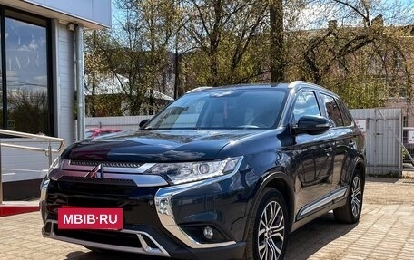 Mitsubishi Outlander III рестайлинг 3, 2020 год, 2 469 000 рублей, 4 фотография