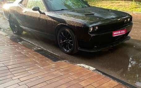 Dodge Challenger III рестайлинг 2, 2018 год, 3 100 000 рублей, 1 фотография