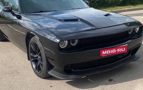 Dodge Challenger III рестайлинг 2, 2018 год, 3 100 000 рублей, 5 фотография