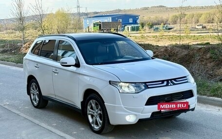 Mitsubishi Outlander III рестайлинг 3, 2013 год, 960 000 рублей, 3 фотография