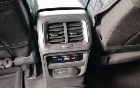 Volkswagen Tiguan II, 2021 год, 3 180 000 рублей, 7 фотография