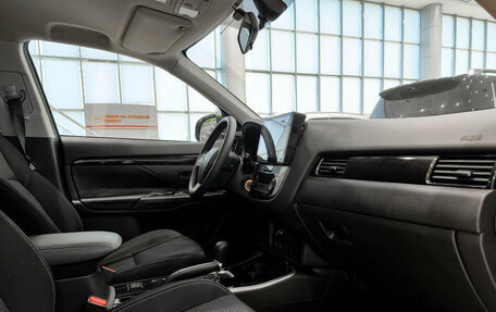 Mitsubishi Outlander III рестайлинг 3, 2019 год, 2 247 000 рублей, 15 фотография
