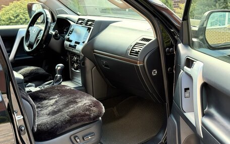 Toyota Land Cruiser Prado 150 рестайлинг 2, 2022 год, 9 300 000 рублей, 32 фотография