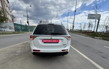 Mitsubishi Outlander III рестайлинг 3, 2014 год, 1 480 000 рублей, 3 фотография
