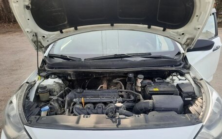 Hyundai Solaris II рестайлинг, 2012 год, 8 фотография