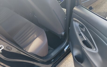 Toyota Yaris, 2021 год, 1 289 000 рублей, 24 фотография
