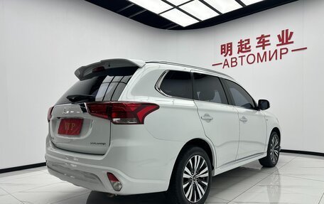 Mitsubishi Outlander III рестайлинг 3, 2021 год, 1 900 000 рублей, 4 фотография