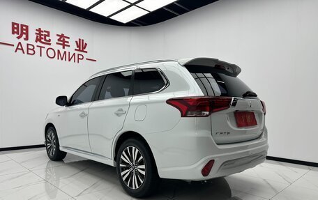 Mitsubishi Outlander III рестайлинг 3, 2021 год, 1 900 000 рублей, 5 фотография