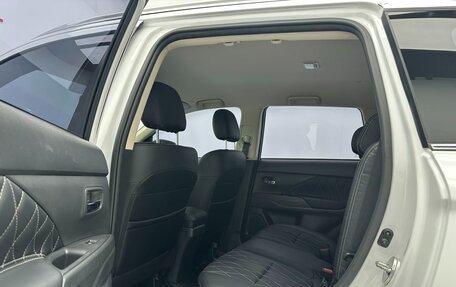 Mitsubishi Outlander III рестайлинг 3, 2021 год, 1 900 000 рублей, 8 фотография
