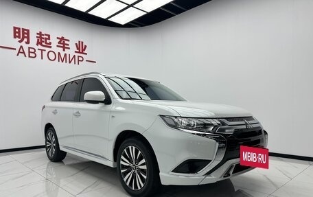 Mitsubishi Outlander III рестайлинг 3, 2021 год, 1 900 000 рублей, 2 фотография