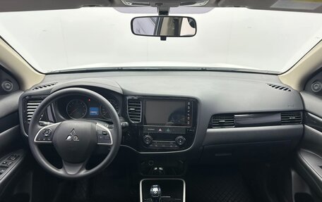 Mitsubishi Outlander III рестайлинг 3, 2021 год, 1 900 000 рублей, 10 фотография