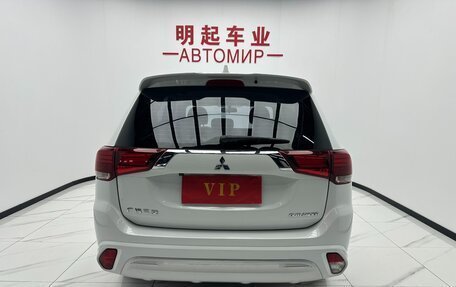 Mitsubishi Outlander III рестайлинг 3, 2021 год, 1 900 000 рублей, 6 фотография