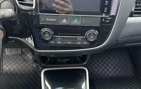 Mitsubishi Outlander III рестайлинг 3, 2021 год, 1 900 000 рублей, 12 фотография