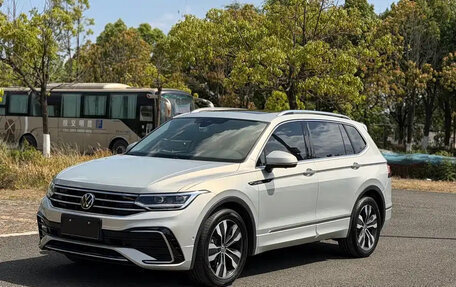 Volkswagen Tiguan II, 2023 год, 3 900 480 рублей, 1 фотография