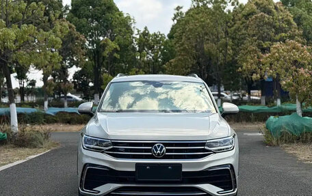 Volkswagen Tiguan II, 2023 год, 3 900 480 рублей, 2 фотография