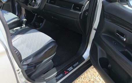 Mitsubishi Outlander III рестайлинг 3, 2015 год, 1 800 000 рублей, 17 фотография