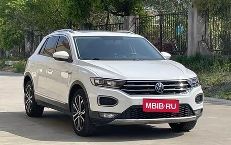 Volkswagen T-Roc I, 2023 год, 1 420 000 рублей, 2 фотография