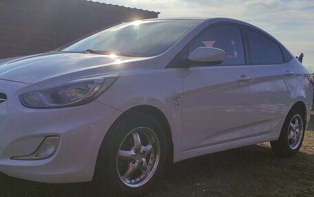 Hyundai Solaris II рестайлинг, 2011 год, 690 000 рублей, 3 фотография