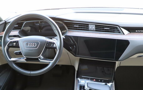 Audi e-tron I, 2019 год, 3 950 000 рублей, 12 фотография