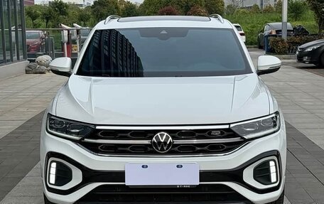 Volkswagen T-Roc I, 2023 год, 1 737 000 рублей, 2 фотография