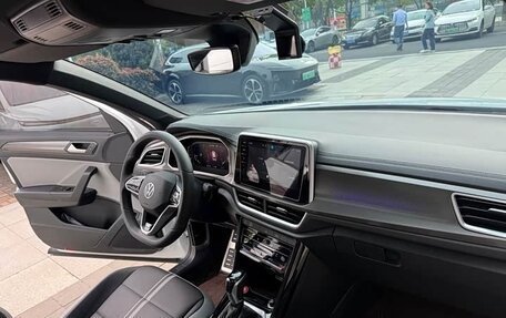 Volkswagen T-Roc I, 2023 год, 1 737 000 рублей, 10 фотография