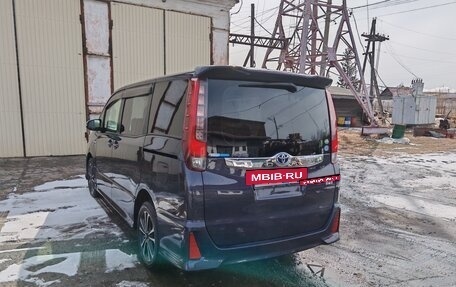 Toyota Noah III, 2016 год, 1 950 000 рублей, 3 фотография