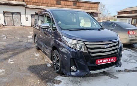 Toyota Noah III, 2016 год, 1 950 000 рублей, 4 фотография
