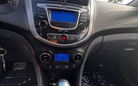 Hyundai Solaris II рестайлинг, 2011 год, 650 000 рублей, 5 фотография