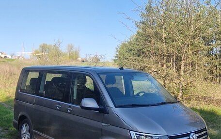 Volkswagen Multivan T6 рестайлинг, 2017 год, 5 999 999 рублей, 2 фотография