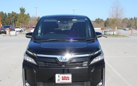 Toyota Voxy III, 2018 год, 2 460 000 рублей, 2 фотография