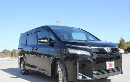 Toyota Voxy III, 2018 год, 2 460 000 рублей, 3 фотография