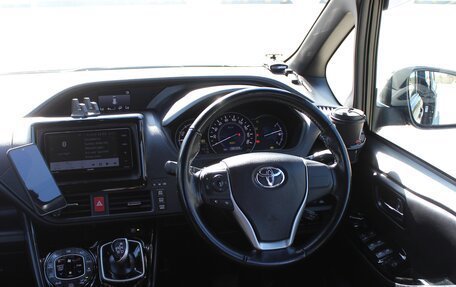 Toyota Voxy III, 2018 год, 2 460 000 рублей, 13 фотография