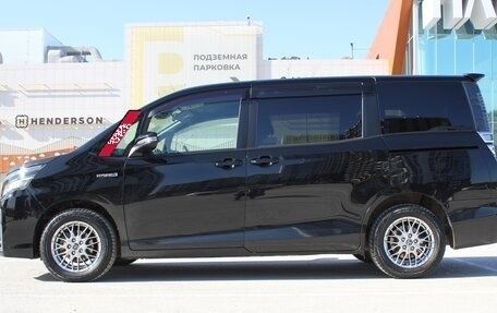 Toyota Voxy III, 2018 год, 2 460 000 рублей, 10 фотография