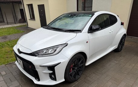 Toyota Yaris, 2024 год, 3 500 000 рублей, 2 фотография