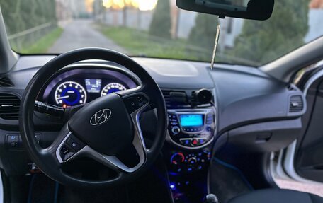 Hyundai Solaris II рестайлинг, 2011 год, 740 000 рублей, 12 фотография