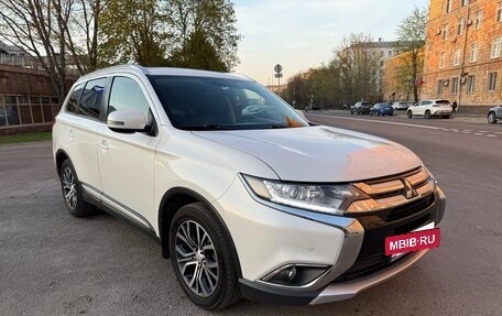 Mitsubishi Outlander III рестайлинг 3, 2017 год, 1 850 000 рублей, 2 фотография