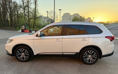 Mitsubishi Outlander III рестайлинг 3, 2017 год, 1 850 000 рублей, 10 фотография